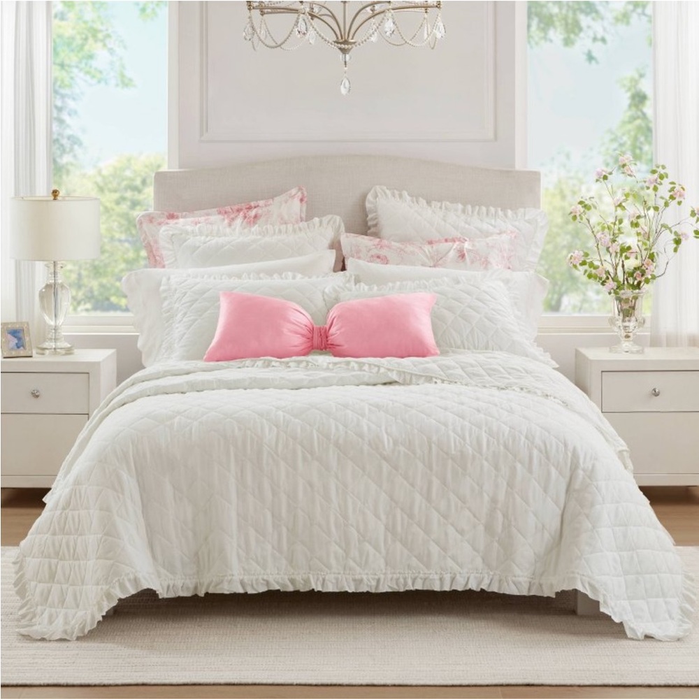 Armoire Collection Full/Queen Ruffle
Quilt White